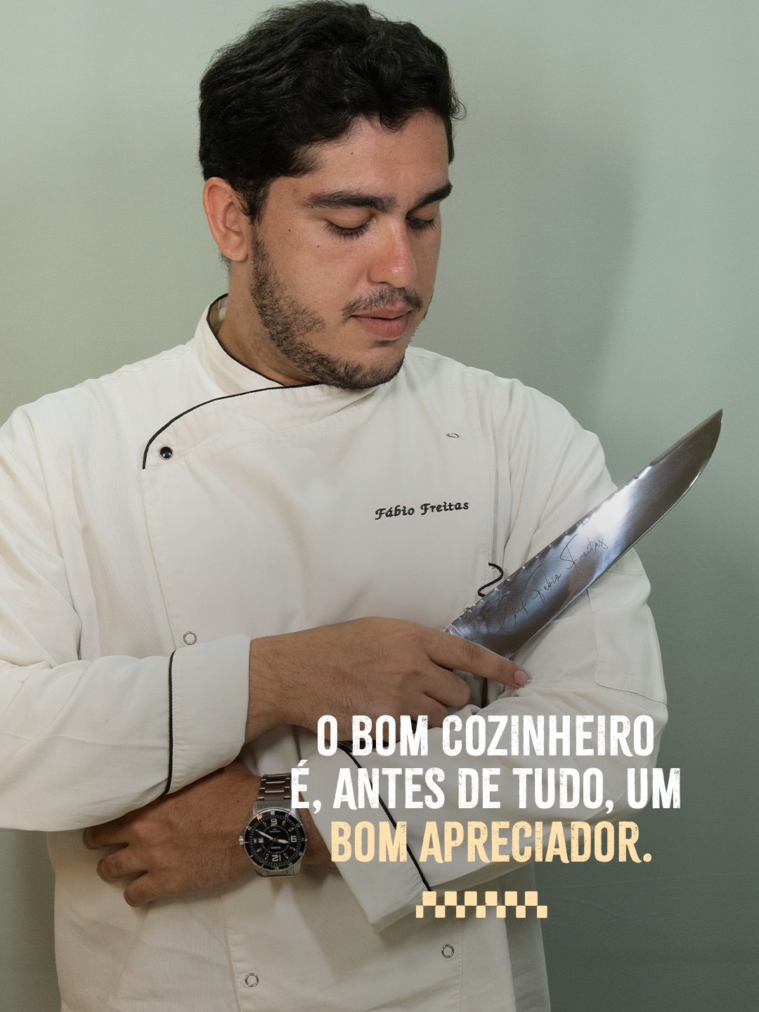 Chef Fabio de dólmã, retrato de perfil