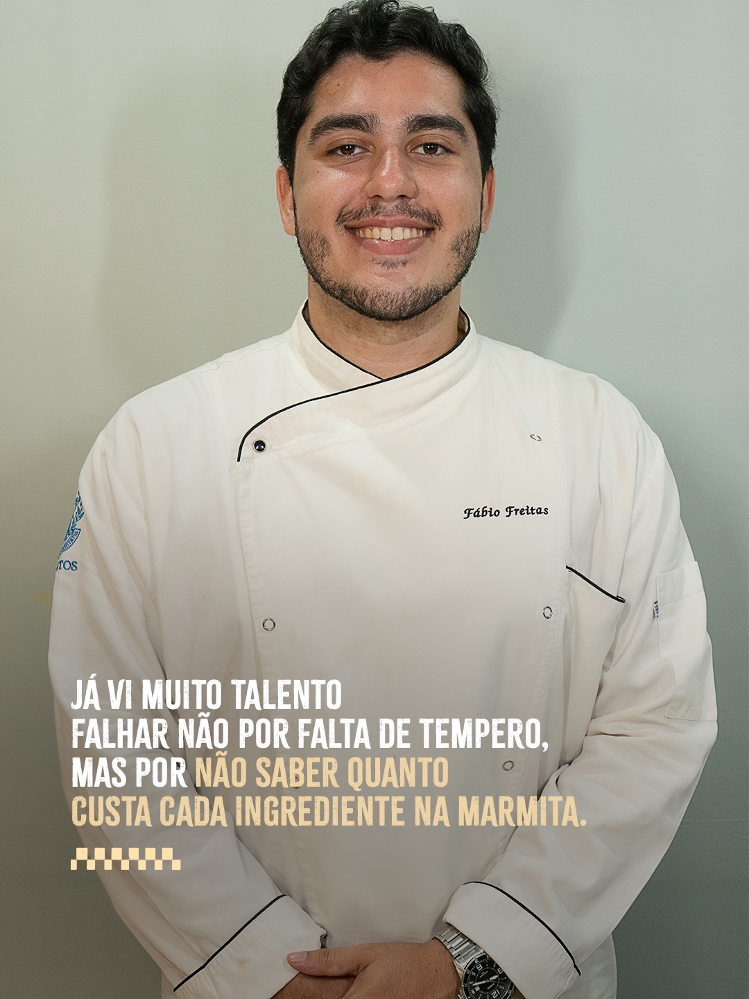 Chef Fabio apresentando com a mão estendida